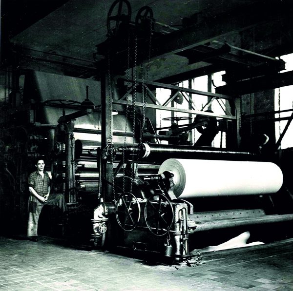 1924 - Die neue Papiermaschine wird aufgestellt