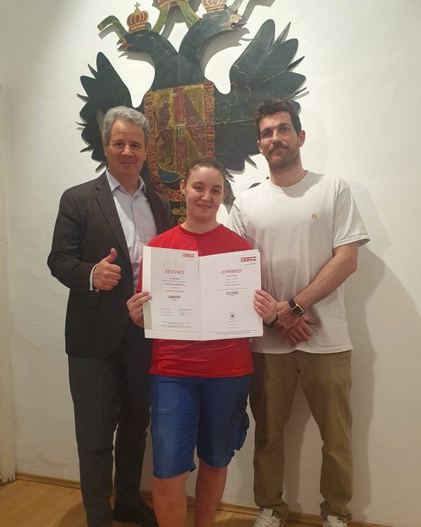 Geschäftsführer Thomas Salzer und Produktionsleiter Martin Parzer gratulieren Yvonne Böhm zur bestandenen Lehrabschlussprüfung.